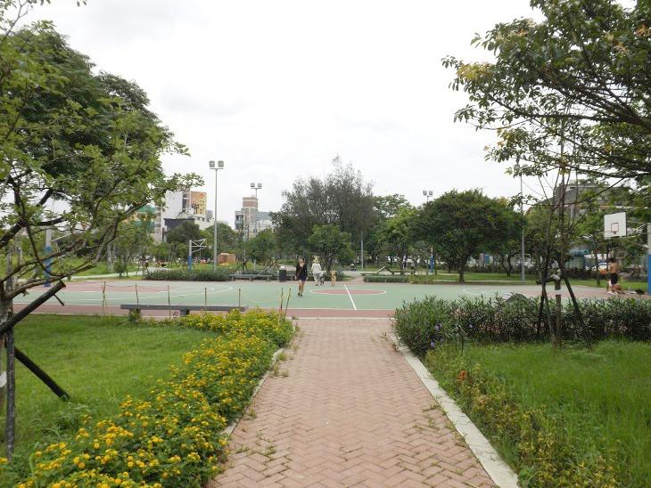 中壢平鎮新勢公園的室外籃球場