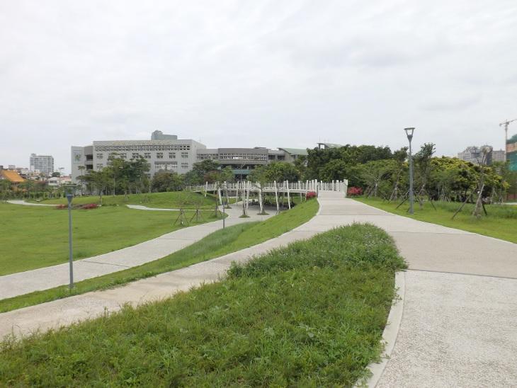 新勢公園一景：步道前方為空中慢跑道
