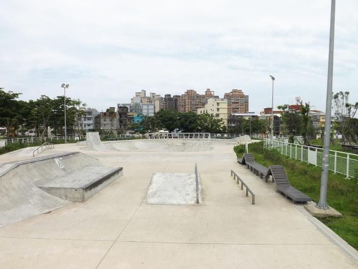 極限運動滑板場一景