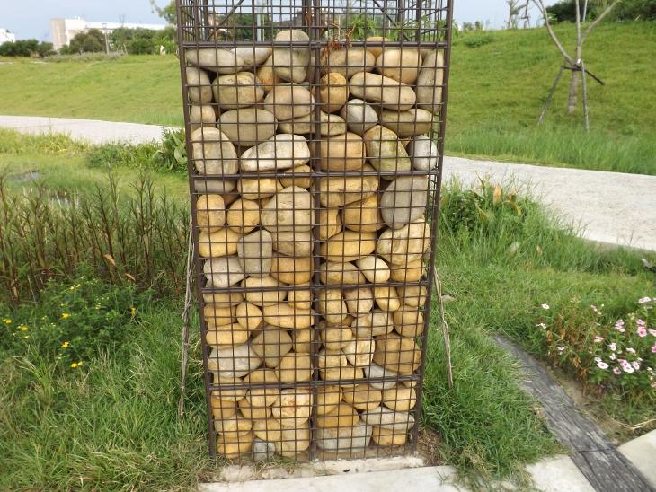 新勢公園造景之一，石頭柱子