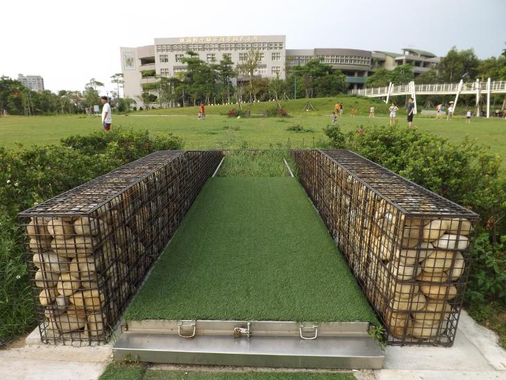 未知的機構，上面餔有草皮