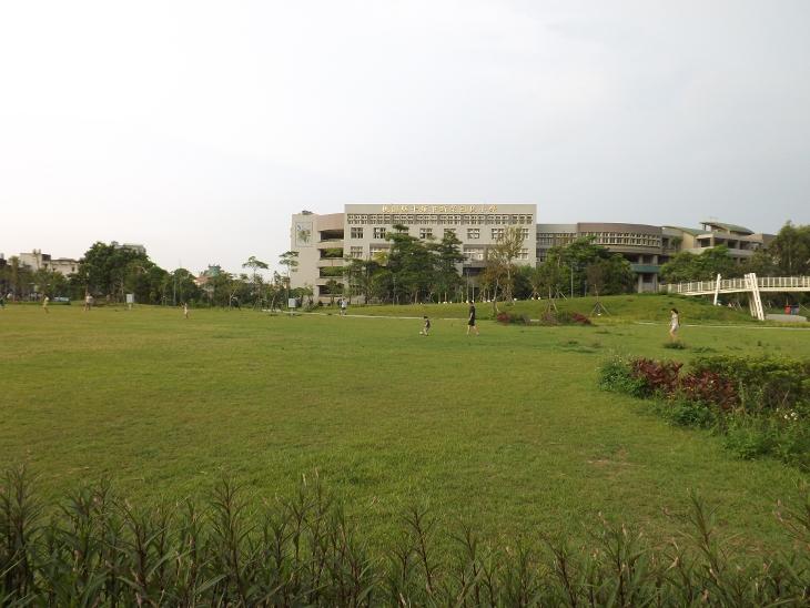 面對平鎮新榮國民小學的大草皮