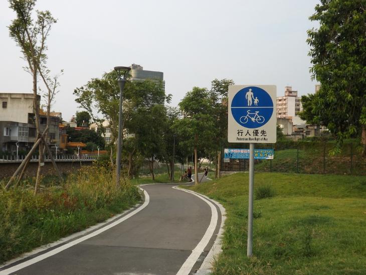 新勢公園延著老街溪的自行車步道