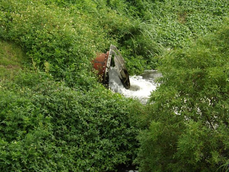 老街溪旁邊的出水管道