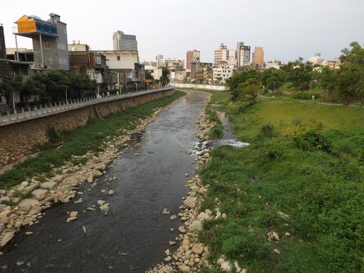 翠堤橋上拍攝的老街溪