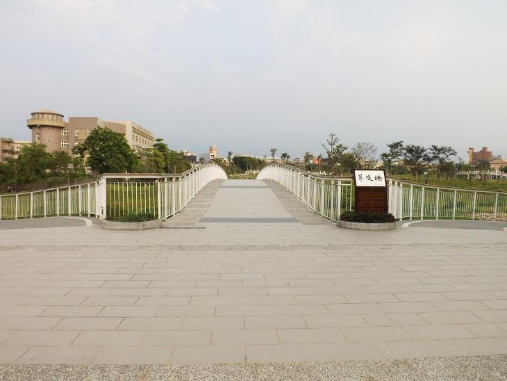 跨越老街溪的新勢公園翠堤橋