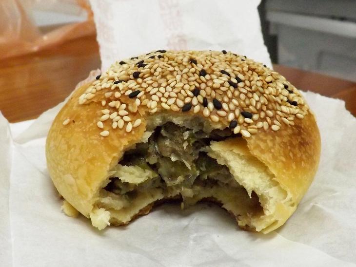 咬開的胡椒餅內餡料